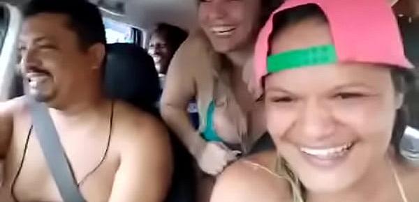  Mostrando os peitos no carro de paty e el toro fomos até a praia com a galera